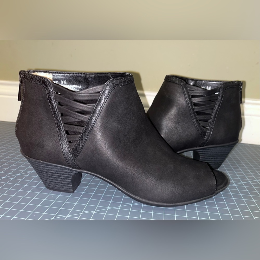 East Street women’s size 9 black faux leather zip up peep toe booties